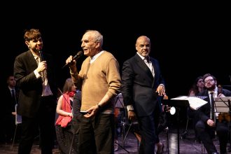 Renzo Rubino interpreta Lucio Dalla durante uno degli eventi culturali in Puglia