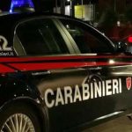 Carabinieri in servizio notturno a Massafra durante arresto per maltrattamenti
