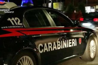 Carabinieri in servizio notturno a Massafra durante arresto per maltrattamenti