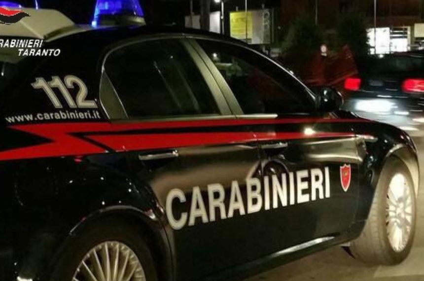 Carabinieri in servizio notturno a Massafra durante arresto per maltrattamenti