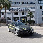 GUARDIA DI FINANZA: ASSOCIAZIONE PER DELINQUERE, FRODE FISCALE E TRUFFA AGGRAVATA; ESEGUITO PROVVEDIMENTO DI SEQUESTRO DI BENI DEL VALORE COMPLESSIVO DI OLTRE 3,4 MILIONI DI EURO, NOTIFICATO DECRETO DI INTERROGATORIO PREVENTIVO NEI CONFRONTI DI SEI INDAGATI. In data 16 settembre 2025, militari del Nucleo di Polizia Economico-Finanziaria della Guardia di Finanza di Taranto hanno eseguito un decreto di sequestro, emesso dal G.I.P. del Tribunale di Taranto su richiesta della Procura della Repubblica ionica, nei confronti di una società a responsabilità limitata e di imprenditori e consulenti, indagati per frode fiscale e truffa aggravata. Per alcuni di questi ultimi l’Autorità Giudiziaria ha anche ipotizzato il vincolo associativo. Il provvedimento cautelare reale rappresenta l’epilogo di un’attività investigativa svolta su delega della Procura della Repubblica di Taranto nei confronti dei componenti di un sodalizio criminale operante nella provincia di Taranto, i quali con la complicità di imprenditori, intermediari e consulenti, utilizzando fatture per operazioni inesistenti, per un importo complessivo oltre 9 milioni di euro, emesse da cosiddette “cartiere”, avrebbero consentito a tre società a responsabilità limitata esercenti l'attività di raccolta e trasformazione dei rifiuti - successivamente incorporate in un’unica azienda - di evadere dal 2017 al 2022 l’IVA e le imposte dirette, e di generare fittizi crediti di imposta, in particolare crediti industria 4.0, finanziati con risorse del P.N.R.R., e crediti per gli investimenti nel mezzogiorno – CIM, del valore complessivo di oltre 700mila euro. Gli approfondimenti investigativi condotti dai Finanzieri, coordinati dall’Autorità Giudiziaria inquirente, hanno consentito di acquisire gravi elementi indiziari in capo agli indagati in relazione ai reati ipotizzati. Comando Provinciale Taranto Recapiti: Sezione Operazioni e Programmazione tel. 0997201111 Via Scoglio del Tonno nr. 31. email: TA0510008@gdf.it Sulla base degli elementi raccolti nel corso delle indagini, il Giudice per le Indagini Preliminari ha disposto il sequestro preventivo, anche per equivalente, di beni e disponibilità finanziarie riconducibili alla società e ad altri indagati sino alla concorrenza della somma complessiva di oltre 3,4 milioni di euro, profitto dei reati contestati, ed ha contestualmente emesso un decreto di interrogatorio preventivo nei confronti di sei indagati per i quali la Procura della Repubblica ha formulato una richiesta di applicazione di misure cautelari personali. Per il principio della “presunzione di innocenza” la responsabilità delle persone e della società sottoposte ad indagini sarà definitivamente accertata solo nel caso in cui intervenga una sentenza irrevocabile di condanna.