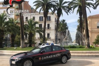 Carabinieri durante controlli a tappeto a Taranto
