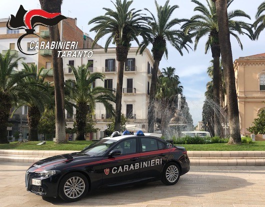 Carabinieri durante controlli a tappeto a Taranto