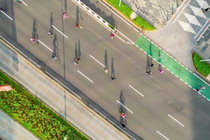 cittadini a piedi e in bicicletta in Piazza IV Novembre per la giornata senza auto Ginosa