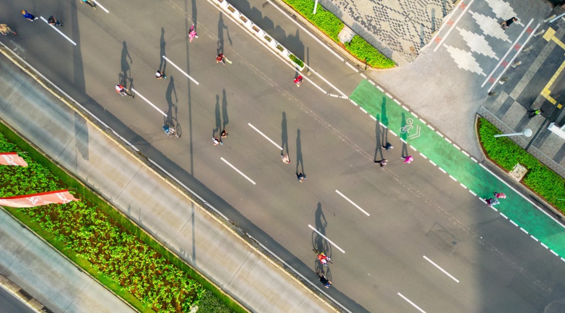 cittadini a piedi e in bicicletta in Piazza IV Novembre per la giornata senza auto Ginosa