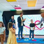 Premi scolastici a Taranto consegnati ai bambini con kit, buoni libri e globi magnetici