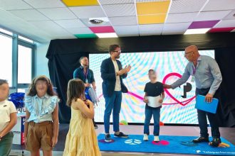 Premi scolastici a Taranto consegnati ai bambini con kit, buoni libri e globi magnetici