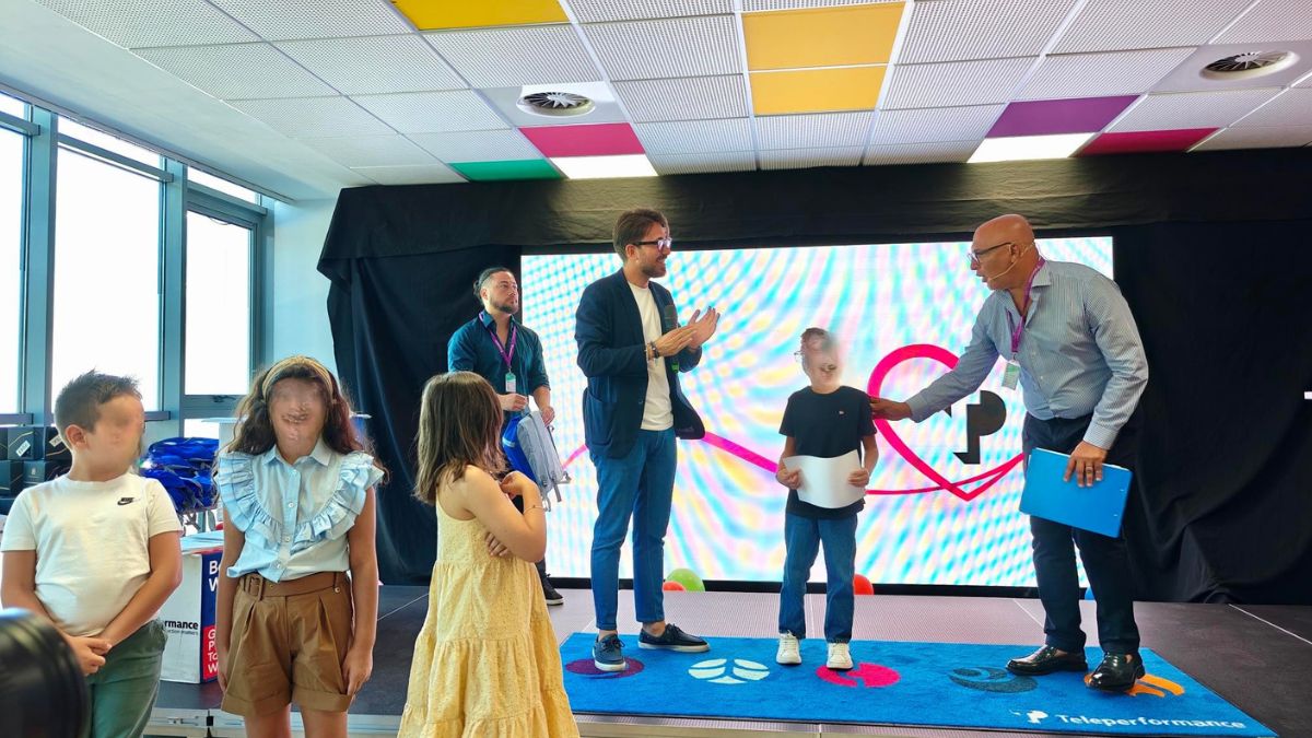 Premi scolastici a Taranto consegnati ai bambini con kit, buoni libri e globi magnetici