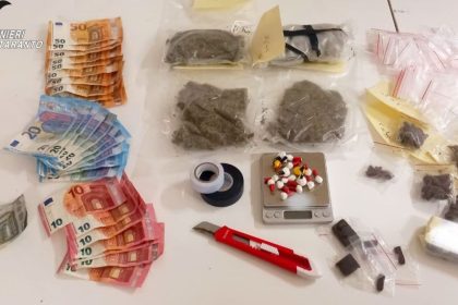 Sava droga in casa, operazione Carabinieri con sequestro di stupefacenti