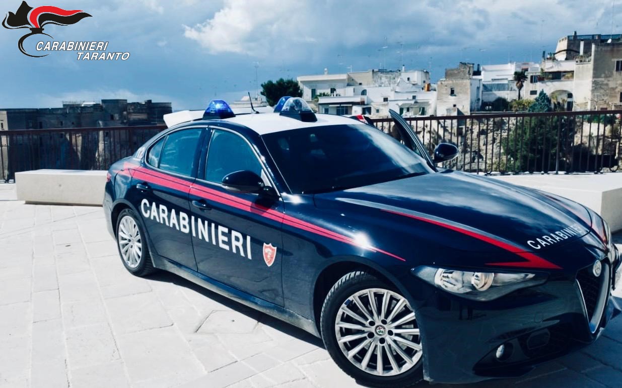 Carabinieri a Massafra dopo donna aggredita e sequestrata dal compagno