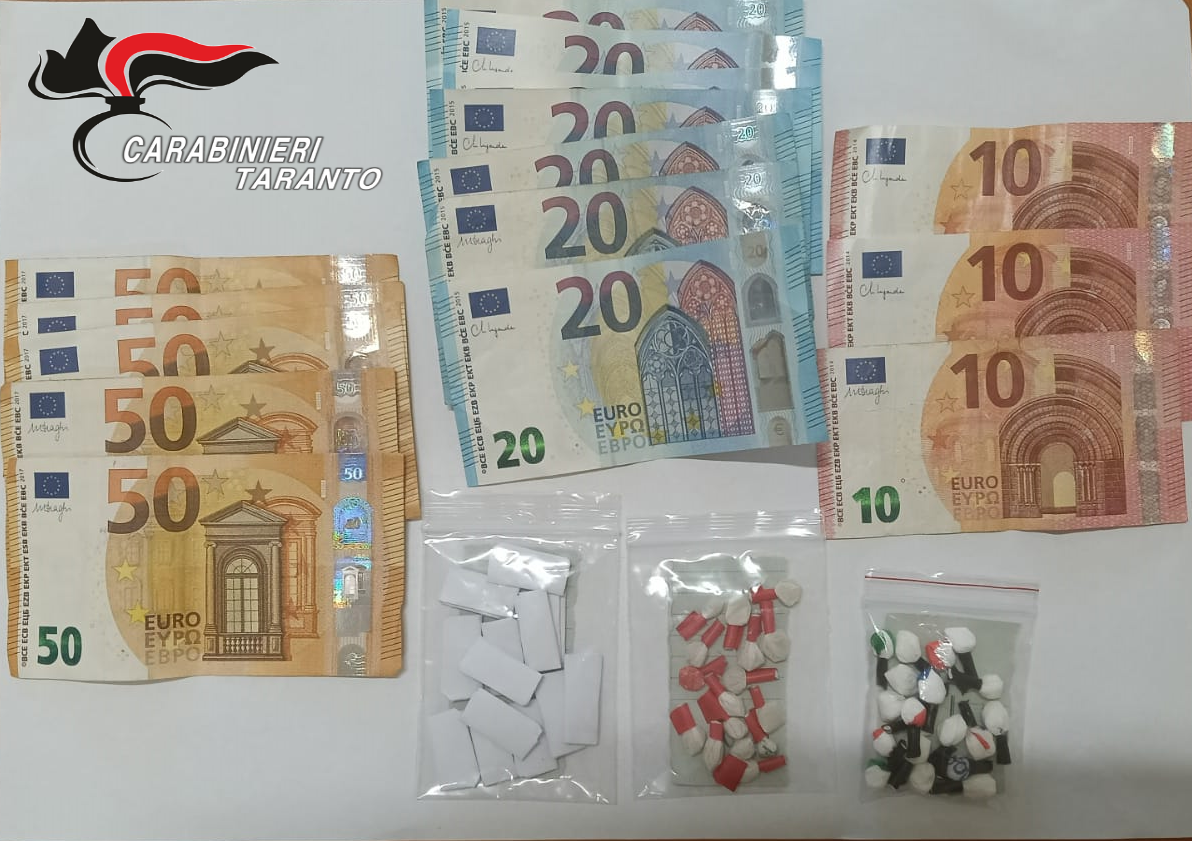 Carabinieri a Taranto durante operazione contro droga tra i giovani
