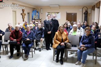 Carabinieri a Taranto durante l’incontro informativo sulle truffe agli anziani