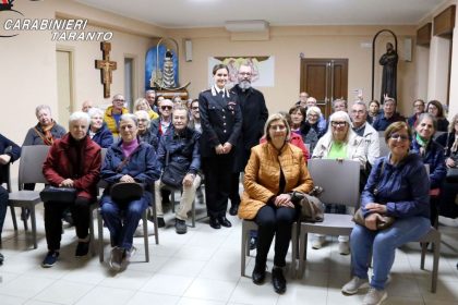 Carabinieri a Taranto durante l’incontro informativo sulle truffe agli anziani