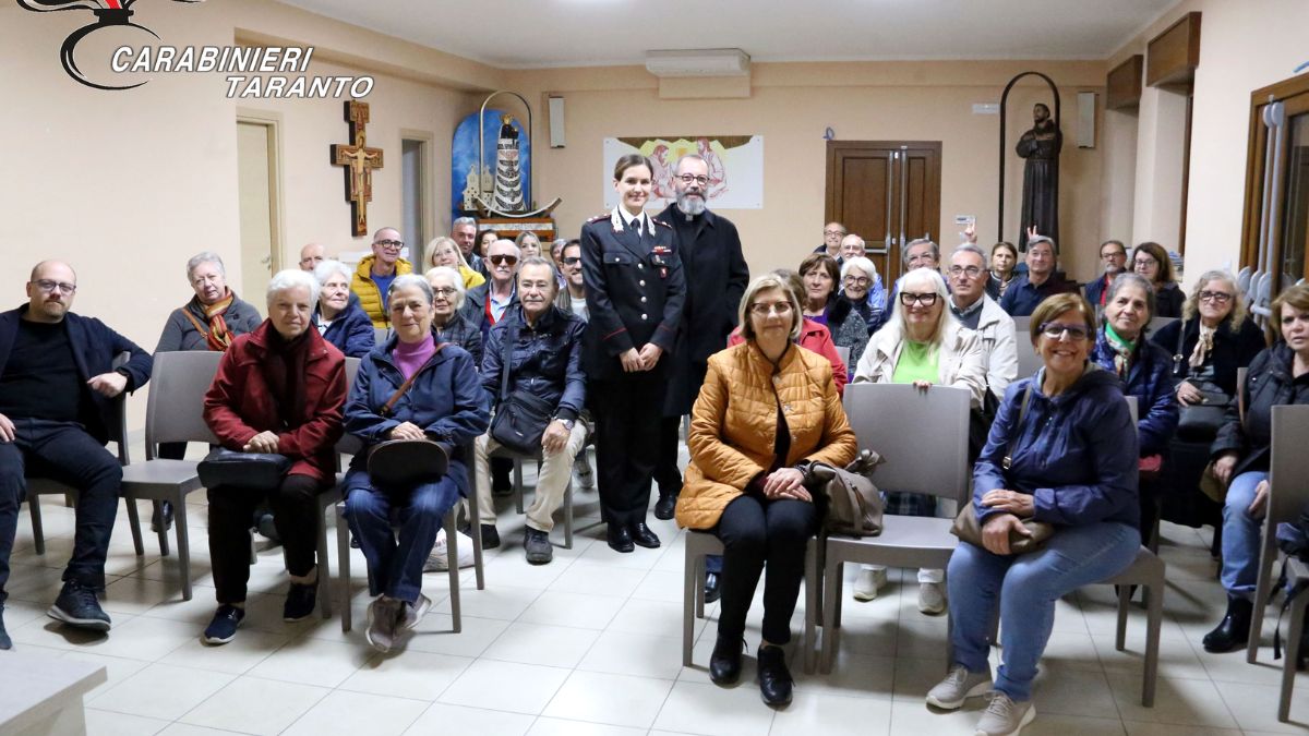 Carabinieri a Taranto durante l’incontro informativo sulle truffe agli anziani