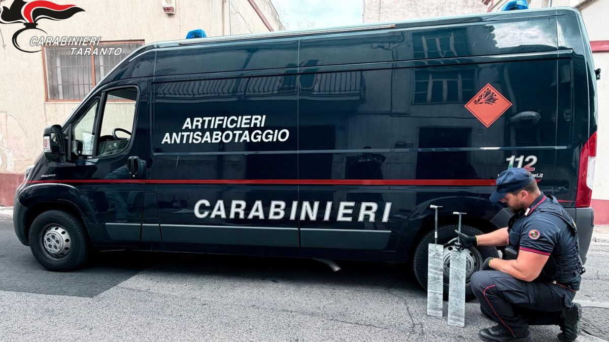 Carabinieri in azione a Statte durante il ritrovamento di ordigni esplosivi