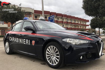 Carabinieri in servizio durante indagine su furti in abitazione a Taranto