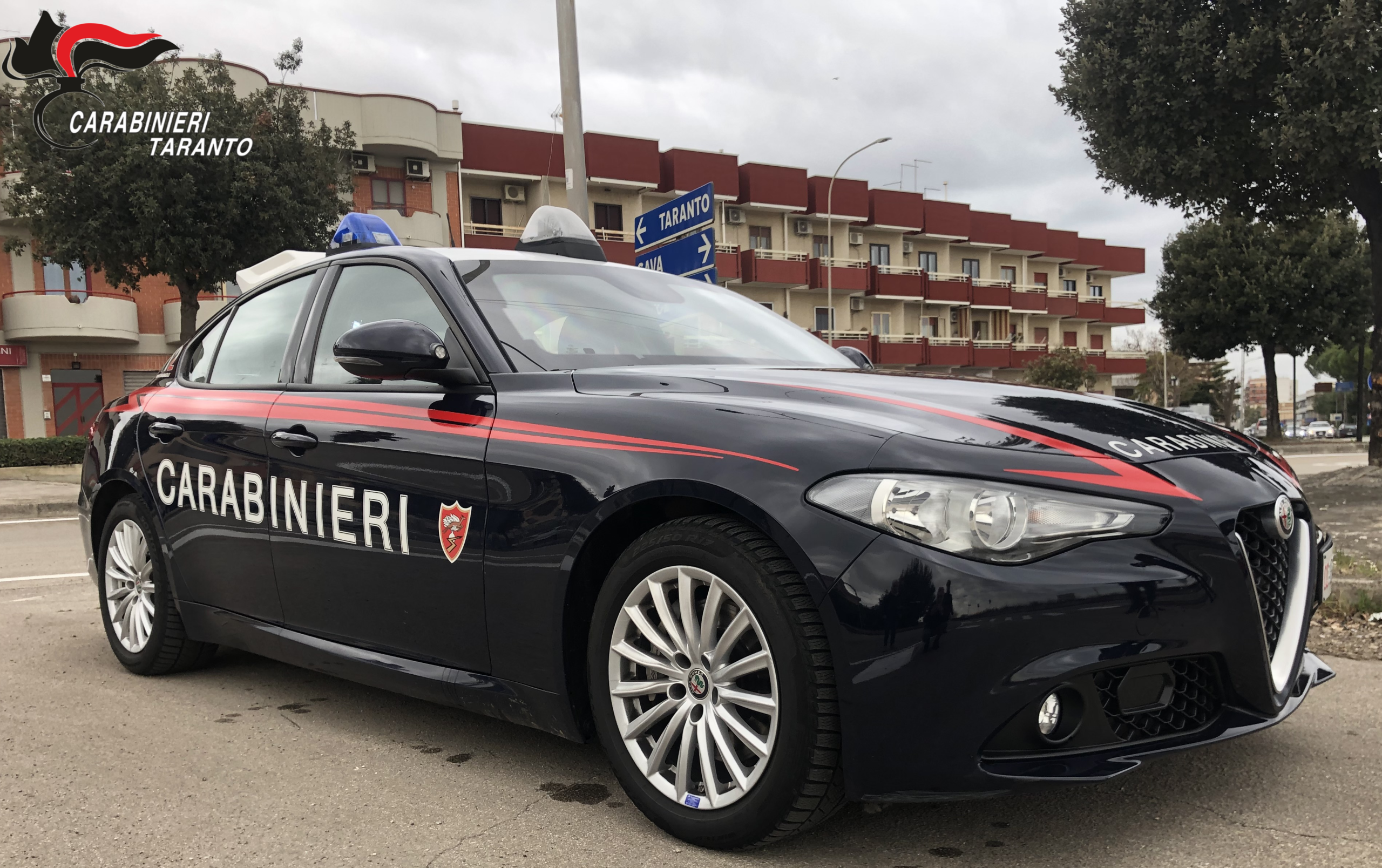 Carabinieri in servizio durante indagine su furti in abitazione a Taranto