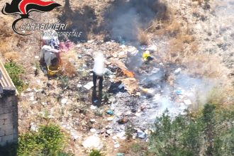 Discarica abusiva Manduria con veicoli abbandonati e rifiuti sequestrati
