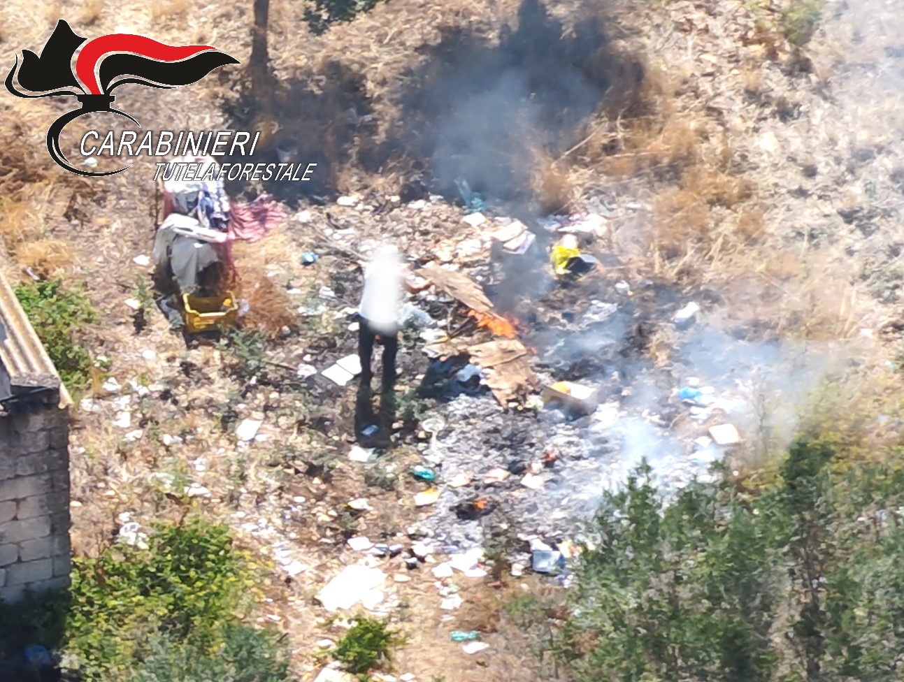 Discarica abusiva Manduria con veicoli abbandonati e rifiuti sequestrati