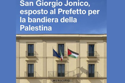 Il Municipio di San Giorgio Jonico dove è stata issata la bandiera della Palestina.”