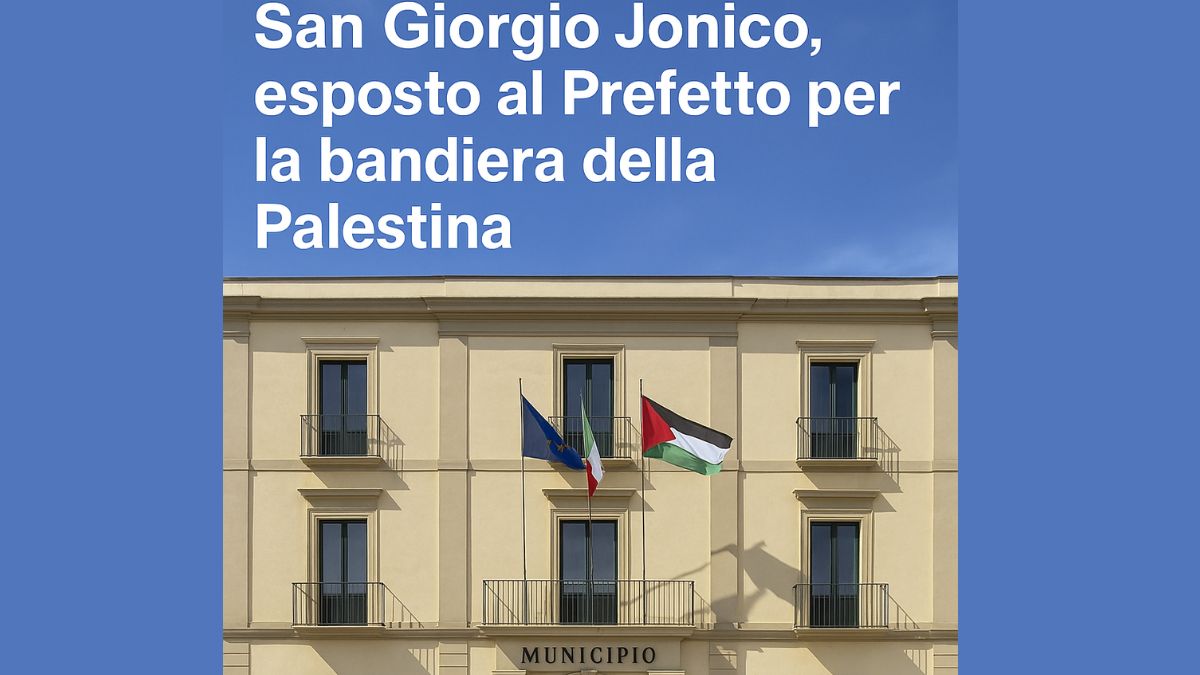 Il Municipio di San Giorgio Jonico dove è stata issata la bandiera della Palestina.”