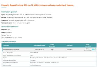 Vista del porto industriale e area prevista per il rigassificatore a Taranto.