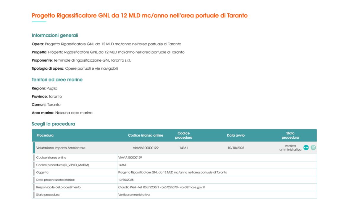 Vista del porto industriale e area prevista per il rigassificatore a Taranto.
