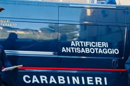 Carabinieri a Laterza durante l’intervento per ordigni nascosti in casa