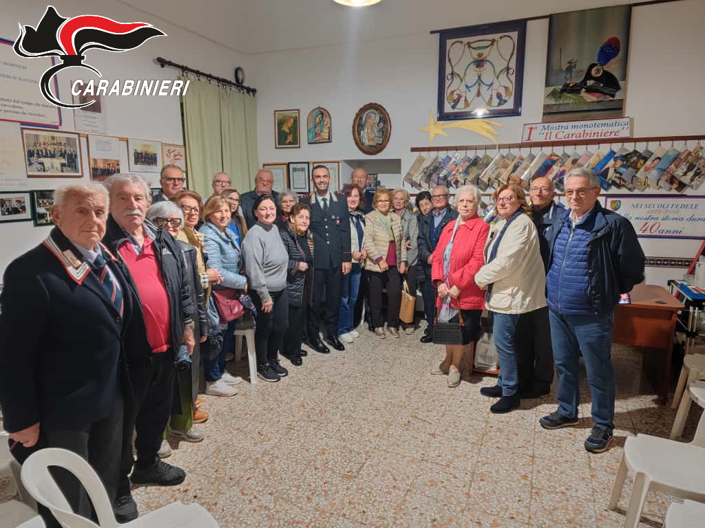 Carabinieri a Massafra in un incontro contro le truffe agli anziani