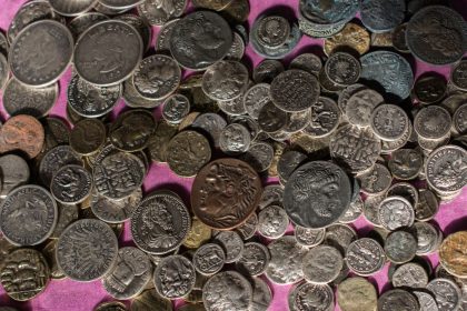 vendita di monete antiche e indagine per persecuzione a Taranto