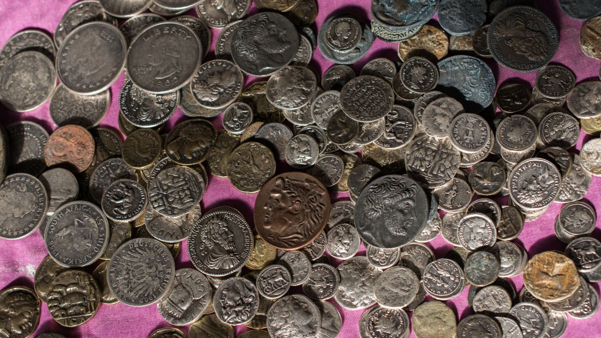 vendita di monete antiche e indagine per persecuzione a Taranto
