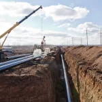 Operai e mezzi impegnati nei lavori del progetto Acqua per Taranto lungo la Provinciale 38.