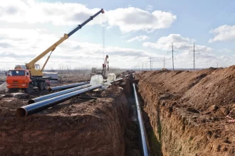Operai e mezzi impegnati nei lavori del progetto Acqua per Taranto lungo la Provinciale 38.