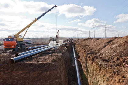Operai e mezzi impegnati nei lavori del progetto Acqua per Taranto lungo la Provinciale 38.