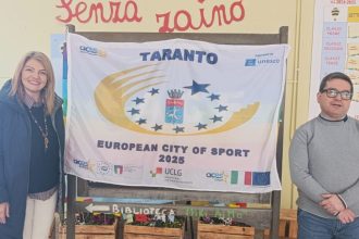 Consegna della bandiera di Taranto Città Europea dello Sport 2025 nelle scuole