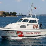 Guardia Costiera in azione durante un controllo per pesca vietata nel Mar Grande di Taranto