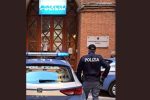 Pattuglia della Polizia lungo una strada, durante controlli veicolari.