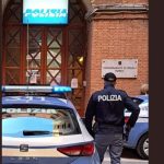Pattuglia della Polizia lungo una strada, durante controlli veicolari.
