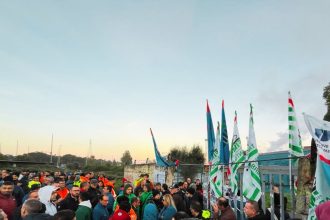 Protesta ex Ilva a Taranto con lavoratori in mobilitazione