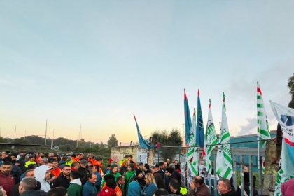 Protesta ex Ilva a Taranto con lavoratori in mobilitazione