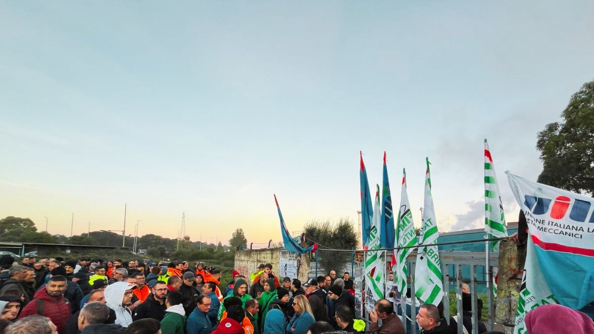 Protesta ex Ilva a Taranto con lavoratori in mobilitazione