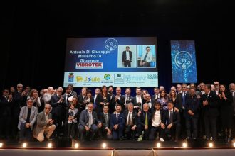 Due Mari di Talenti 2025 celebra innovazione e giovani al Teatro Orfeo Due Mari di Talenti 2025, l’evento promosso dall’Aps Taranto 25, si è svolto lo scorso 7 novembre al Teatro Orfeo di Taranto, portando sul palco professionisti, artisti e giovani emergenti. La manifestazione, patrocinata dal Comune di Taranto e da Tecnopolis, ha riunito esperienze nazionali e internazionali, valorizzando competenze e prospettive future per il territorio. Due Mari di Talenti 2025: una serata dedicata alla crescita del territorio L’edizione 2025 ha offerto un programma in grado di unire innovazione, divulgazione e intrattenimento, grazie al supporto di Joule – la Scuola di Eni per l’Impresa, main partner dell’iniziativa, e di altre realtà come BCC di San Marzano, Porte dello Jonio gestito da Nhood e Carlo Fiorino hospital del Gruppo Neuromed. Durante l’anteprima, il presidente dell’Aps Taranto 25 ha annunciato l'avvio del percorso per la trasformazione dell’associazione in Fondazione di Partecipazione, sottolineando l’obiettivo di creare reti virtuose tra i talenti coinvolti. La serata è stata condotta da Mauro Pulpito affiancato da Fiorella Occhinegro. Nel corso dell’evento, i relatori hanno illustrato esperienze maturate in ambiti diversi: dall’innovazione allo sport, dall’accademia alla musica, dall’informazione alla scienza. Un racconto corale volto ad ampliare il dialogo con la comunità locale attraverso proposte praticabili e visioni strategiche. I premiati dell’edizione 2025 di Due Mari di Talenti Sul palco dell’Orfeo sono stati premiati cinque professionisti originari di Taranto che si sono distinti in Italia e all’estero. Tra questi, una cantante jazz e manager di rilievo internazionale, una campionessa sportiva, una giornalista e conduttrice televisiva, un docente universitario di economia e un dirigente di un’importante azienda tecnologica europea. Accanto a loro, è intervenuto anche un docente di biorobotica già premiato in un’edizione precedente, ora nominato socio onorario dell’associazione. Il Delphis d’Oro Next Gen è stato conferito a giovani talenti distintisi in competizioni nazionali: un gruppo finalista di un noto talent show televisivo, una ballerina promessa della danza italiana e tre studenti del liceo Battaglini di Taranto, riconosciuti per risultati eccellenti nelle Olimpiadi di Matematica, in un Certamen di Fisica e per meriti scolastici nazionali. Due Mari di Talenti 2025 e l’attenzione alla Next Generation L’edizione 2025 ha dedicato ampio spazio alla valorizzazione delle nuove generazioni attraverso premi specifici e testimonianze di studenti e giovani professionisti. L’obiettivo dichiarato è rafforzare il legame tra formazione, talento e opportunità, offrendo esempi concreti di percorsi virtuosi nel Mezzogiorno. Conclusioni La serata dedicata a Due Mari di Talenti 2025 ha confermato il ruolo dell’iniziativa come spazio di confronto, riconoscimento e costruzione di nuove sinergie per la città di Taranto. L’Aps Taranto 25, prossima alla trasformazione in Fondazione di Partecipazione, ha annunciato nuove progettualità future, con l’intento di proseguire nel sostegno a professionisti e giovani del territorio.