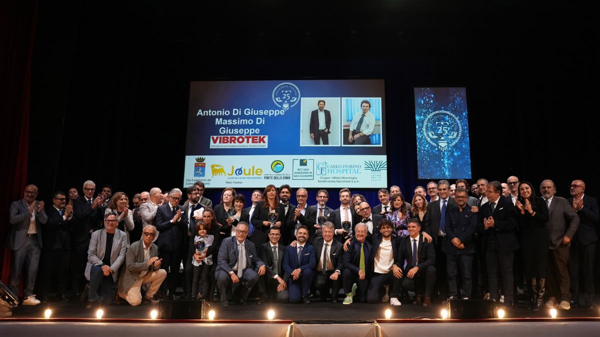 Due Mari di Talenti 2025 celebra innovazione e giovani al Teatro Orfeo Due Mari di Talenti 2025, l’evento promosso dall’Aps Taranto 25, si è svolto lo scorso 7 novembre al Teatro Orfeo di Taranto, portando sul palco professionisti, artisti e giovani emergenti. La manifestazione, patrocinata dal Comune di Taranto e da Tecnopolis, ha riunito esperienze nazionali e internazionali, valorizzando competenze e prospettive future per il territorio. Due Mari di Talenti 2025: una serata dedicata alla crescita del territorio L’edizione 2025 ha offerto un programma in grado di unire innovazione, divulgazione e intrattenimento, grazie al supporto di Joule – la Scuola di Eni per l’Impresa, main partner dell’iniziativa, e di altre realtà come BCC di San Marzano, Porte dello Jonio gestito da Nhood e Carlo Fiorino hospital del Gruppo Neuromed. Durante l’anteprima, il presidente dell’Aps Taranto 25 ha annunciato l'avvio del percorso per la trasformazione dell’associazione in Fondazione di Partecipazione, sottolineando l’obiettivo di creare reti virtuose tra i talenti coinvolti. La serata è stata condotta da Mauro Pulpito affiancato da Fiorella Occhinegro. Nel corso dell’evento, i relatori hanno illustrato esperienze maturate in ambiti diversi: dall’innovazione allo sport, dall’accademia alla musica, dall’informazione alla scienza. Un racconto corale volto ad ampliare il dialogo con la comunità locale attraverso proposte praticabili e visioni strategiche. I premiati dell’edizione 2025 di Due Mari di Talenti Sul palco dell’Orfeo sono stati premiati cinque professionisti originari di Taranto che si sono distinti in Italia e all’estero. Tra questi, una cantante jazz e manager di rilievo internazionale, una campionessa sportiva, una giornalista e conduttrice televisiva, un docente universitario di economia e un dirigente di un’importante azienda tecnologica europea. Accanto a loro, è intervenuto anche un docente di biorobotica già premiato in un’edizione precedente, ora nominato socio onorario dell’associazione. Il Delphis d’Oro Next Gen è stato conferito a giovani talenti distintisi in competizioni nazionali: un gruppo finalista di un noto talent show televisivo, una ballerina promessa della danza italiana e tre studenti del liceo Battaglini di Taranto, riconosciuti per risultati eccellenti nelle Olimpiadi di Matematica, in un Certamen di Fisica e per meriti scolastici nazionali. Due Mari di Talenti 2025 e l’attenzione alla Next Generation L’edizione 2025 ha dedicato ampio spazio alla valorizzazione delle nuove generazioni attraverso premi specifici e testimonianze di studenti e giovani professionisti. L’obiettivo dichiarato è rafforzare il legame tra formazione, talento e opportunità, offrendo esempi concreti di percorsi virtuosi nel Mezzogiorno. Conclusioni La serata dedicata a Due Mari di Talenti 2025 ha confermato il ruolo dell’iniziativa come spazio di confronto, riconoscimento e costruzione di nuove sinergie per la città di Taranto. L’Aps Taranto 25, prossima alla trasformazione in Fondazione di Partecipazione, ha annunciato nuove progettualità future, con l’intento di proseguire nel sostegno a professionisti e giovani del territorio.