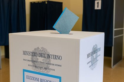 affluenza elettorale in Puglia seggio elettorale Taranto