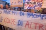 manifestazione ambientale in Puglia con cittadini in piazza per la tutela del territorio