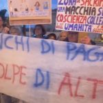 manifestazione ambientale in Puglia con cittadini in piazza per la tutela del territorio