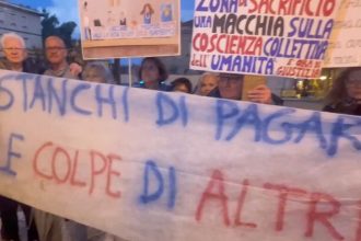 manifestazione ambientale in Puglia con cittadini in piazza per la tutela del territorio