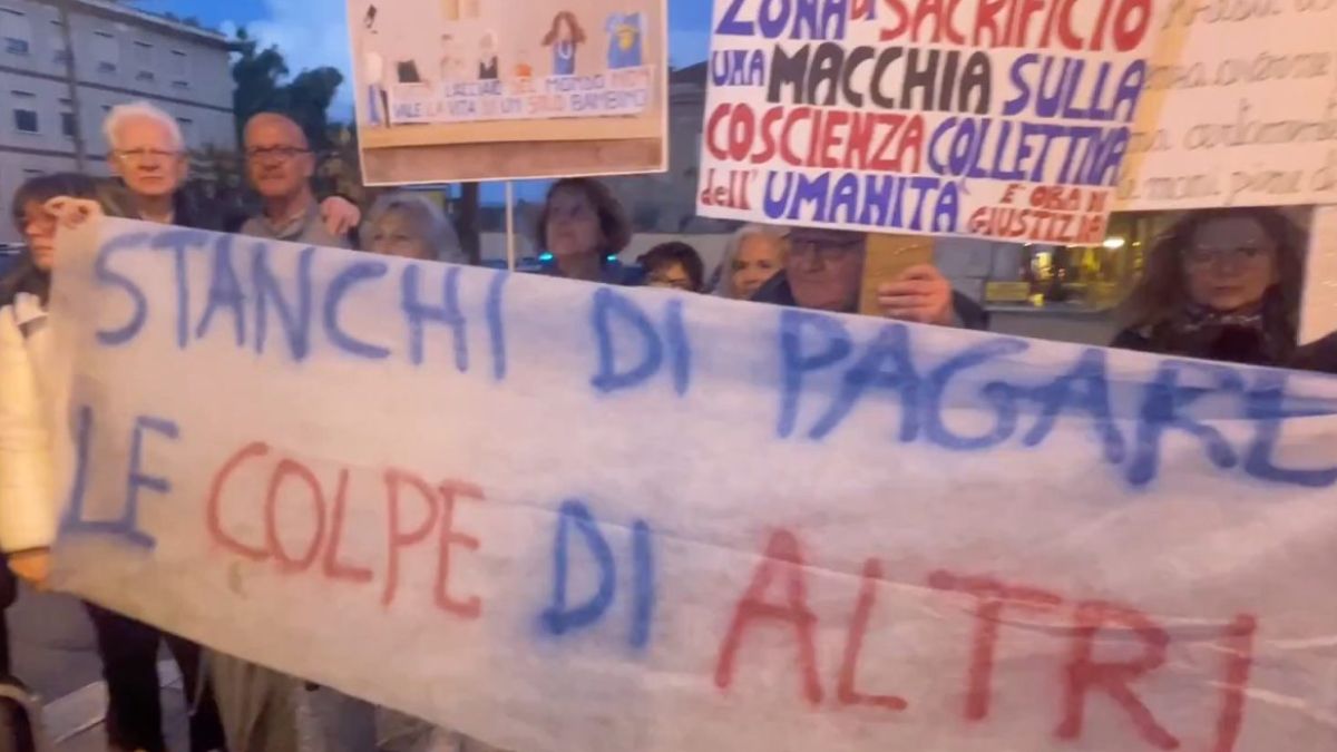 manifestazione ambientale in Puglia con cittadini in piazza per la tutela del territorio