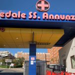 Esterno dell’Ospedale “Santissima Annunziata” di Taranto o operatore sanitario in corsia.