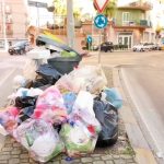 emergenza rifiuti a Taranto con accumuli di rifiuti nelle strade